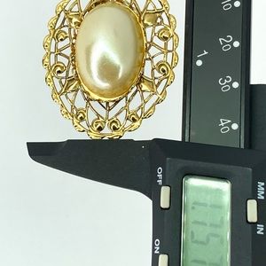 CLEARANCE! Vtg Large Center Pearl Oval Shaped Goldtone Brooch Pin No Marking